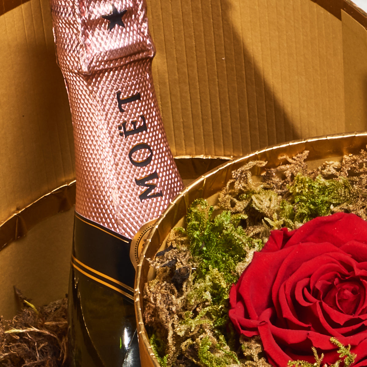 Corazón De Rosas Preservadas, Macarrones Y Champagne