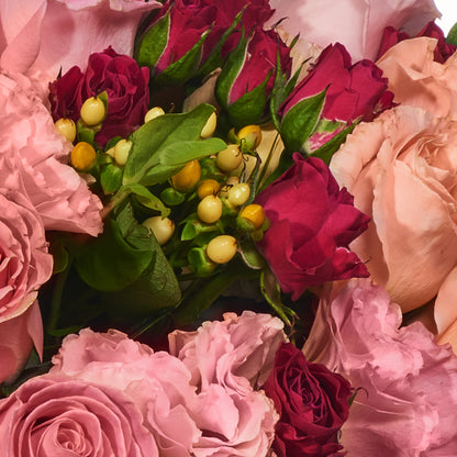 Diseño alegre y elegante de rosas con lisianthus