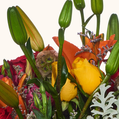 Asombrosos y digno regalo de flores en tonos cálidos