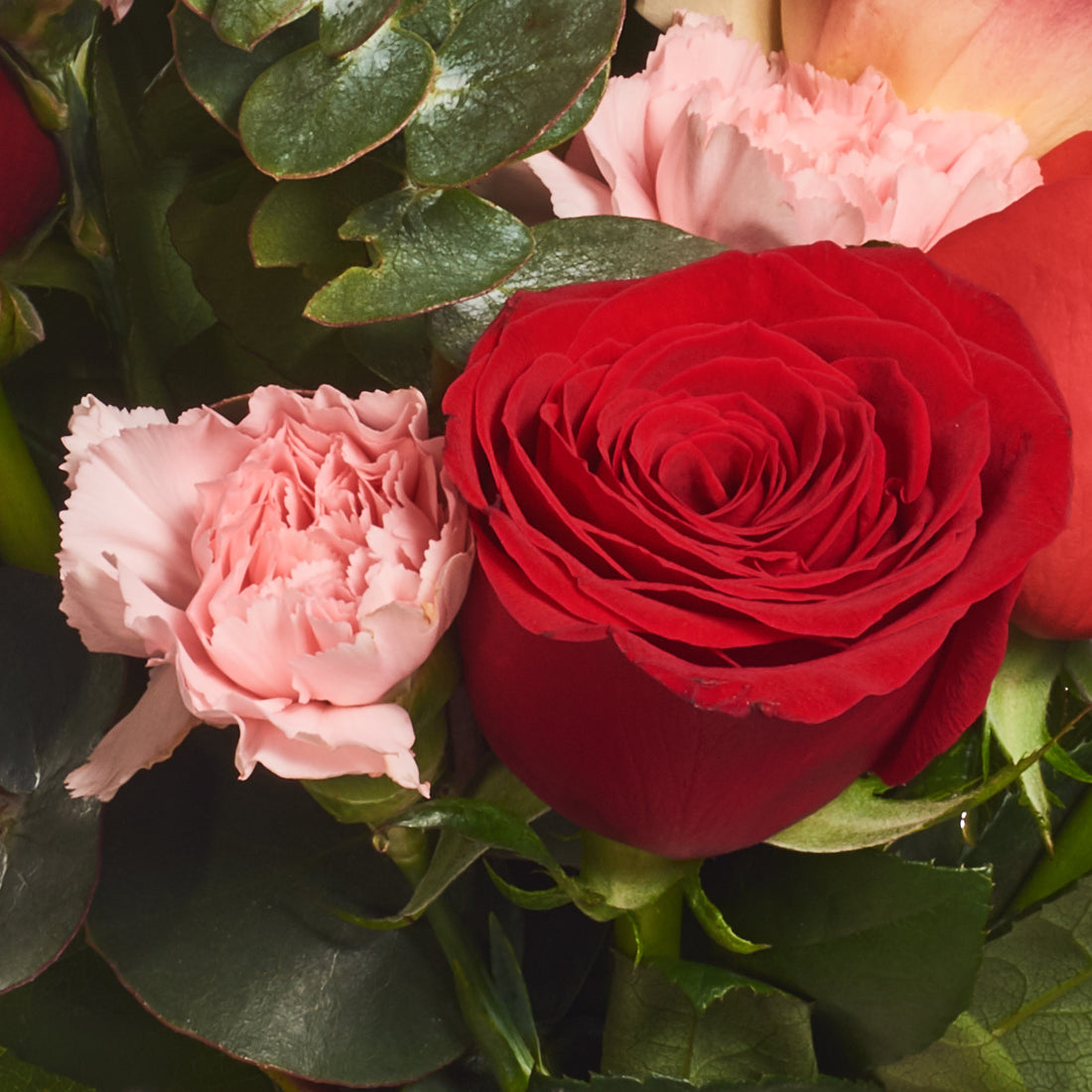 Florero De Cristal Con Rosas Cálidas