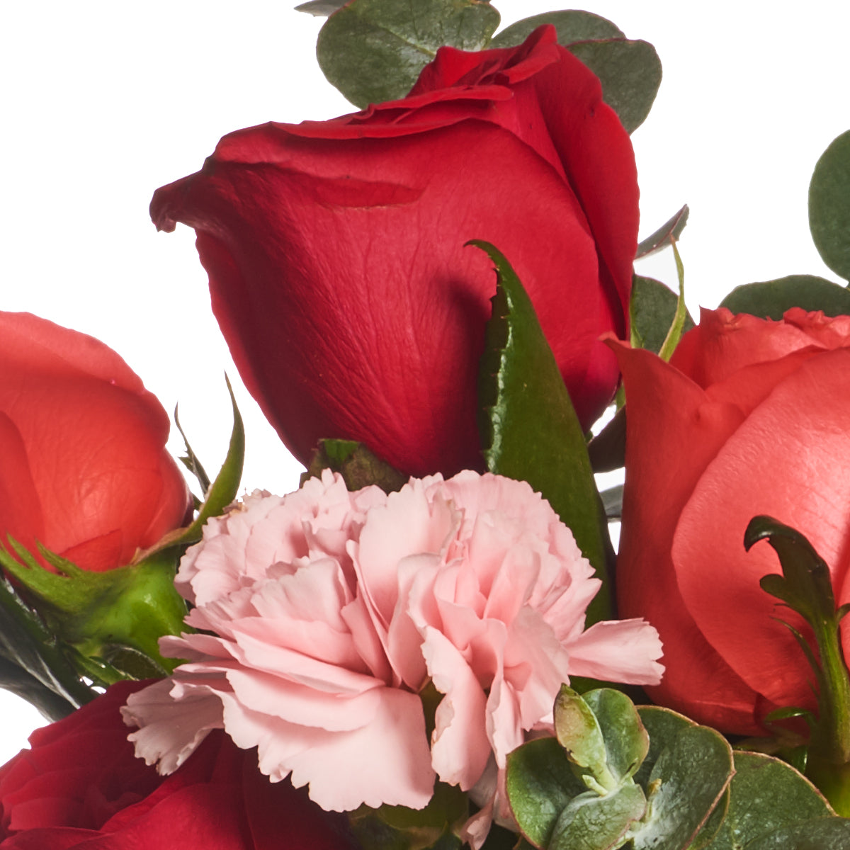 Florero de cristal con rosas cálidas