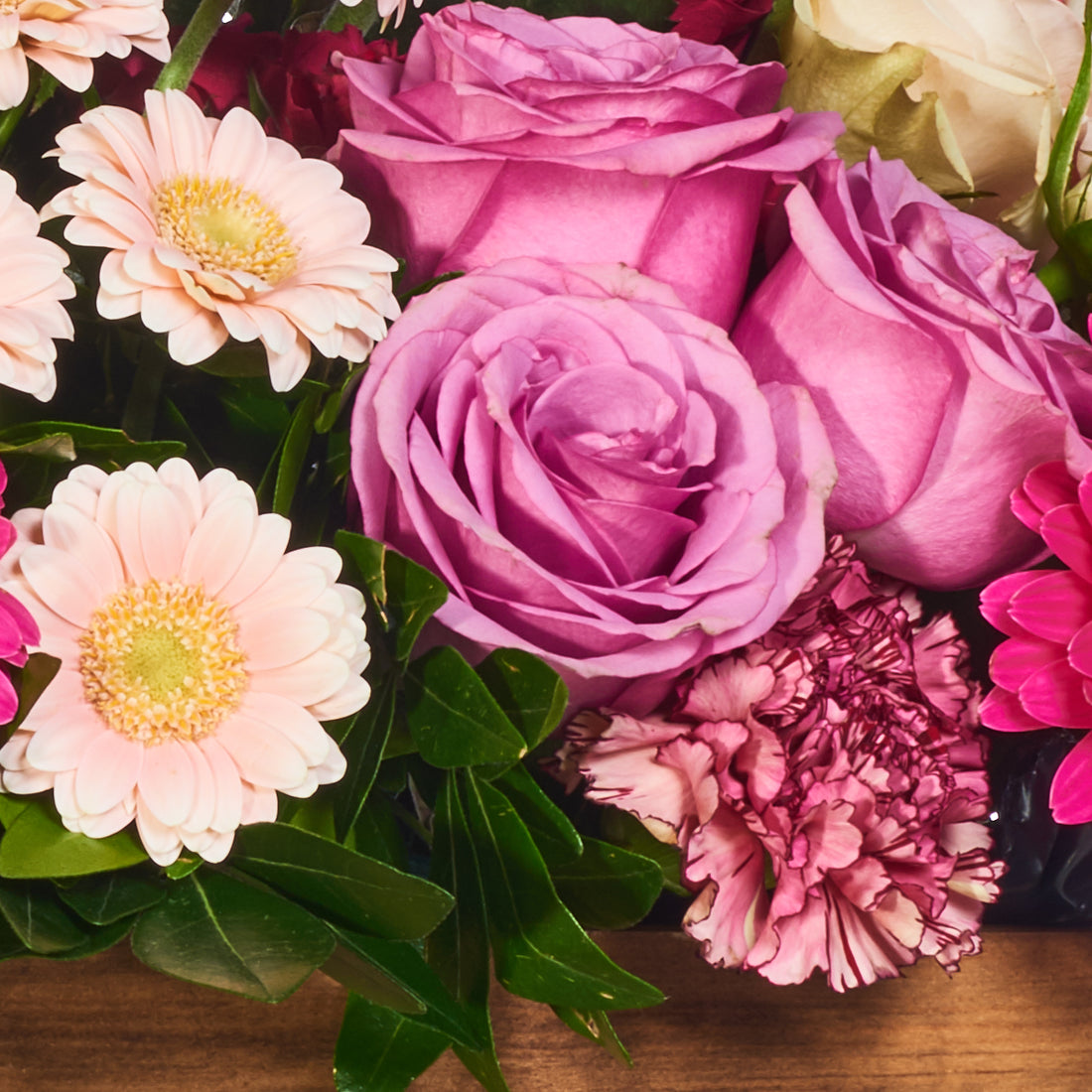 Fina caja de madera con gerberas y rosas