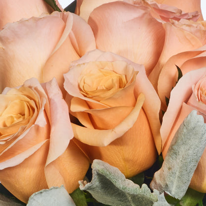 Florero de cristal con tono de rosas únicas