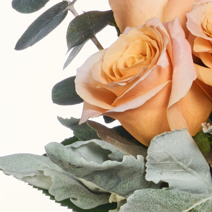 Florero de cristal con tono de rosas únicas