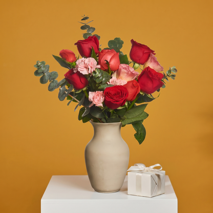 Florero De Cristal Con Rosas Cálidas