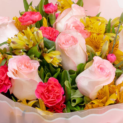 Ramo de rosas y clavelina