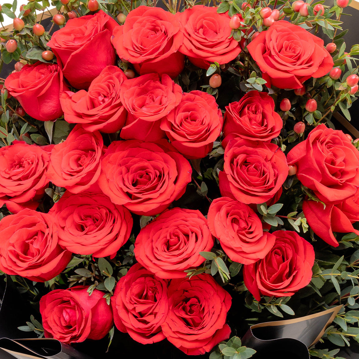 Ramo de rosas y eucalipto