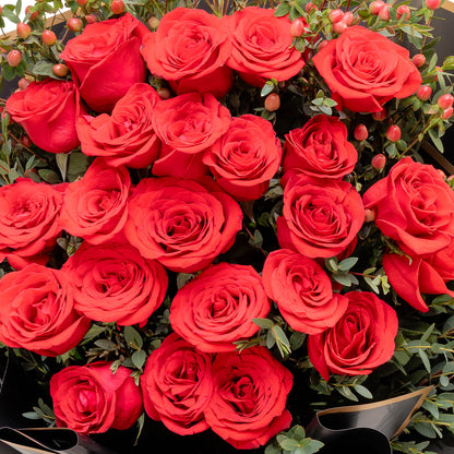 Ramo de rosas y eucalipto